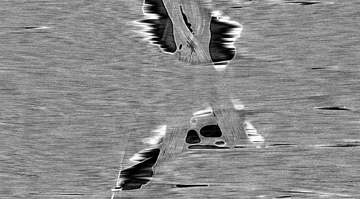 Billedet viser et CT-skan af en komposit med lufthuller fr bjetest.